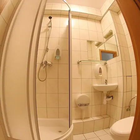 מלון Hotel 3 2*